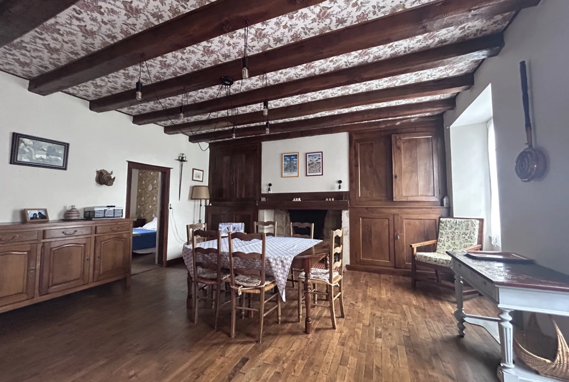 Grande maison de famille en pierre à Saint-Privat, proche commerces, ancienne construction 1860 