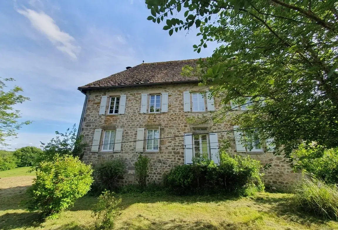 Grande maison de famille en pierre à Saint-Privat, proche commerces, ancienne construction 1860 