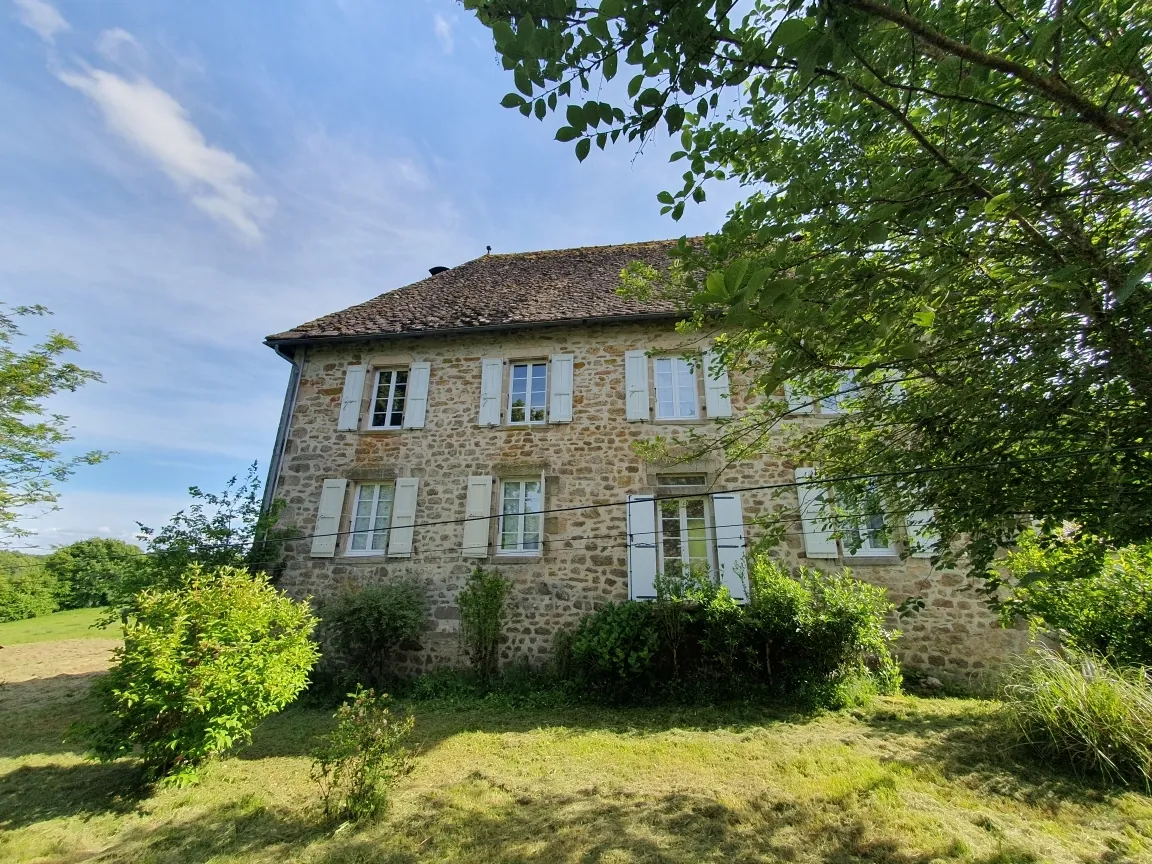 Grande maison de famille en pierre à Saint-Privat, proche commerces, ancienne construction 1860 