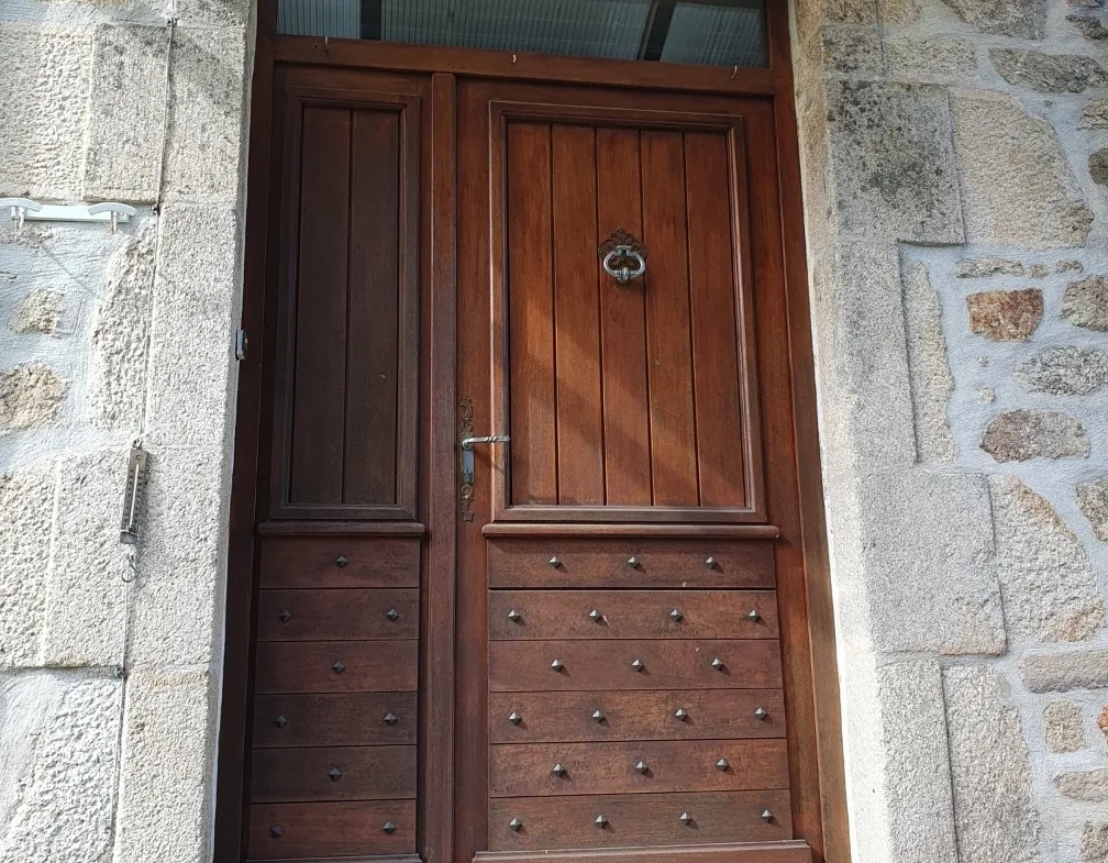 Grande maison de famille en pierre à Saint-Privat, proche commerces, ancienne construction 1860 