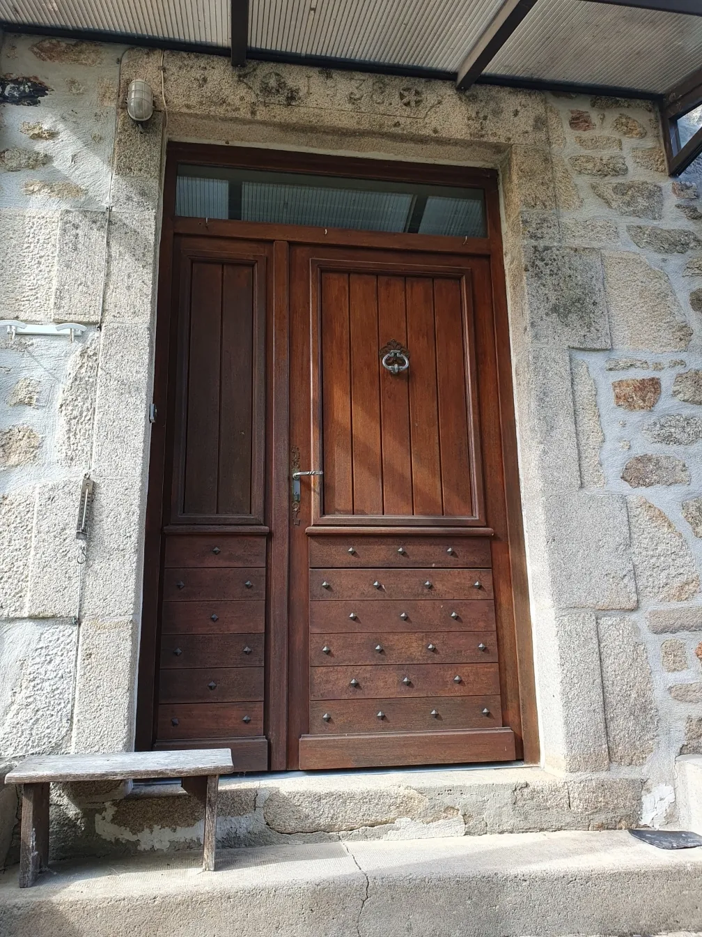 Grande maison de famille en pierre à Saint-Privat, proche commerces, ancienne construction 1860 