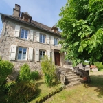 Grande maison de famille en pierre à Saint-Privat, proche commerces, ancienne construction 1860