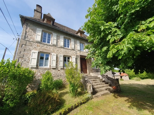 Grande maison de famille en pierre à Saint-Privat, proche commerces, ancienne construction 1860