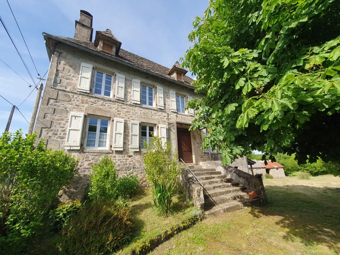 Grande maison de famille en pierre à Saint-Privat, proche commerces, ancienne construction 1860 