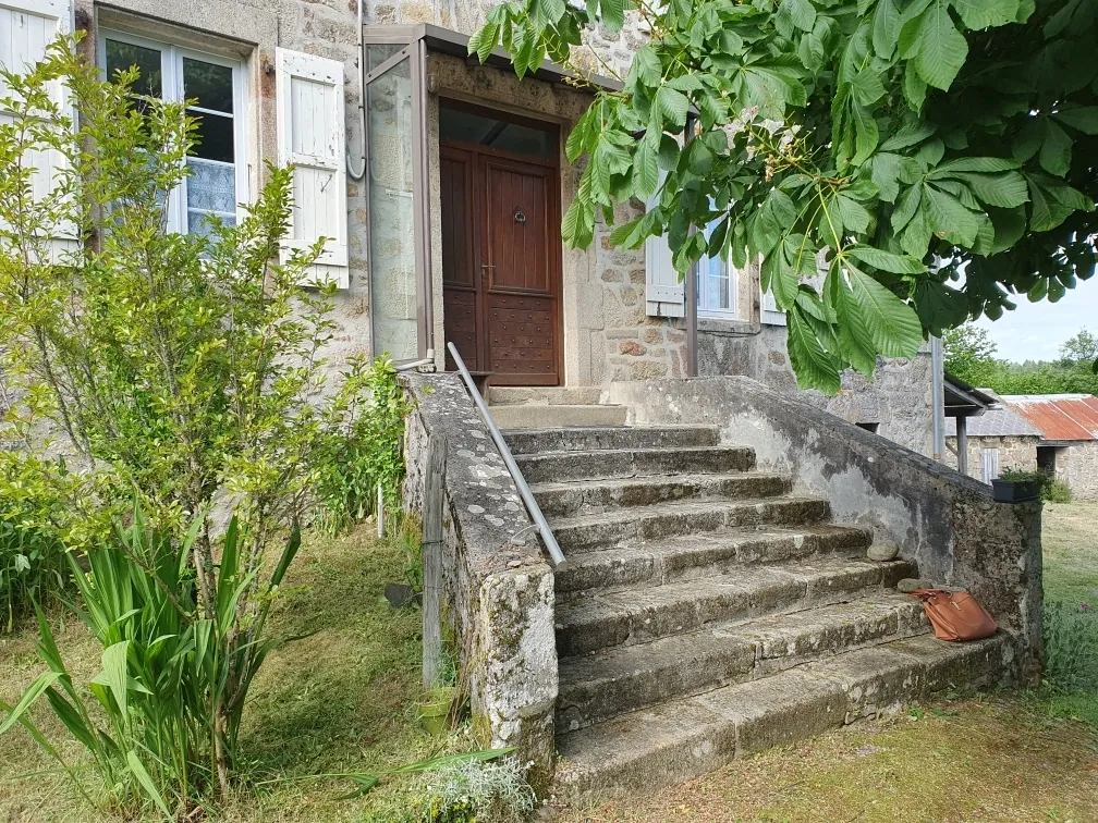 Grande maison de famille en pierre à Saint-Privat, proche commerces, ancienne construction 1860 