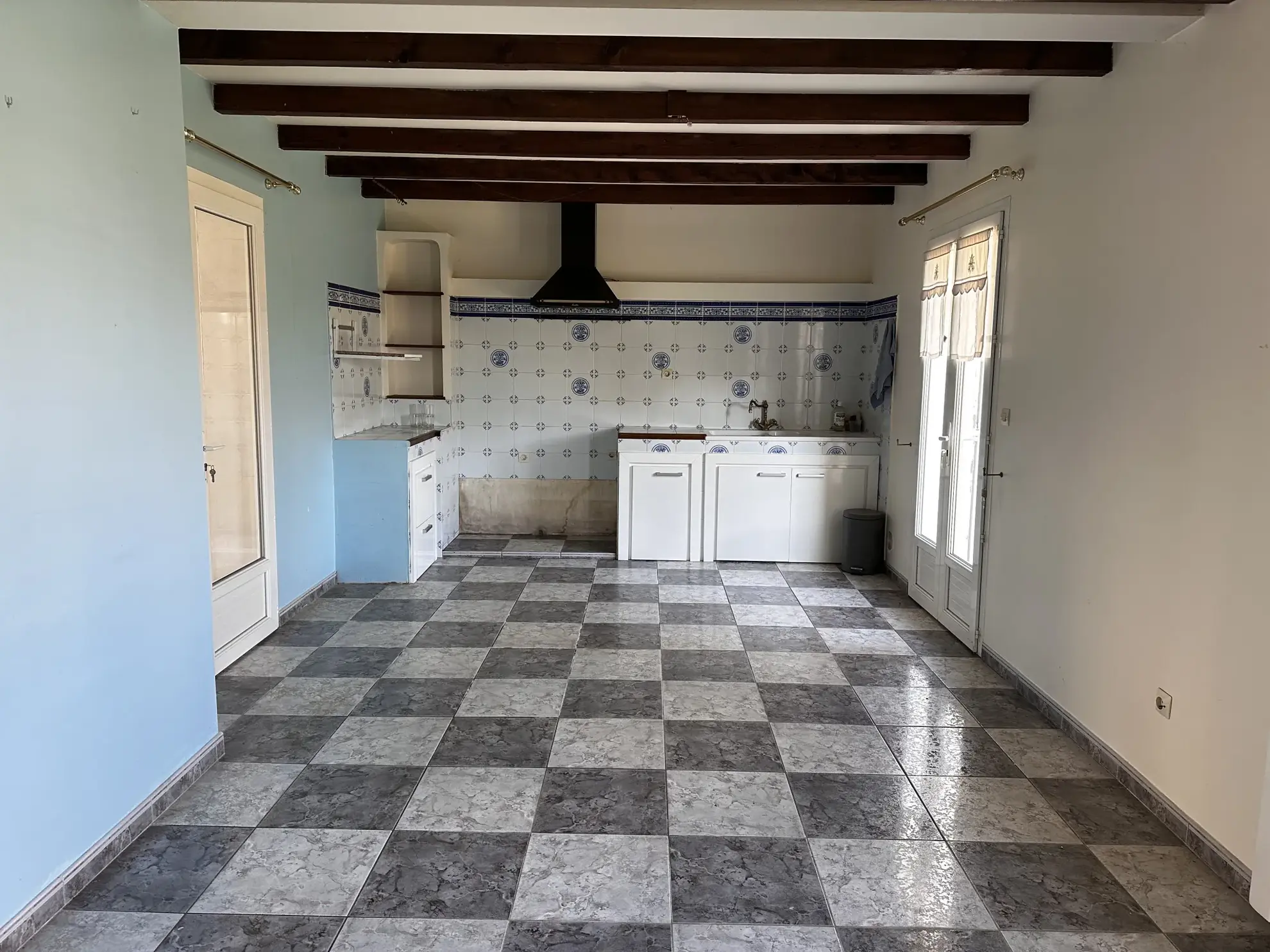 Maison à Villegailhenc de 102 m² avec 3 chambres, vérandas et garage 
