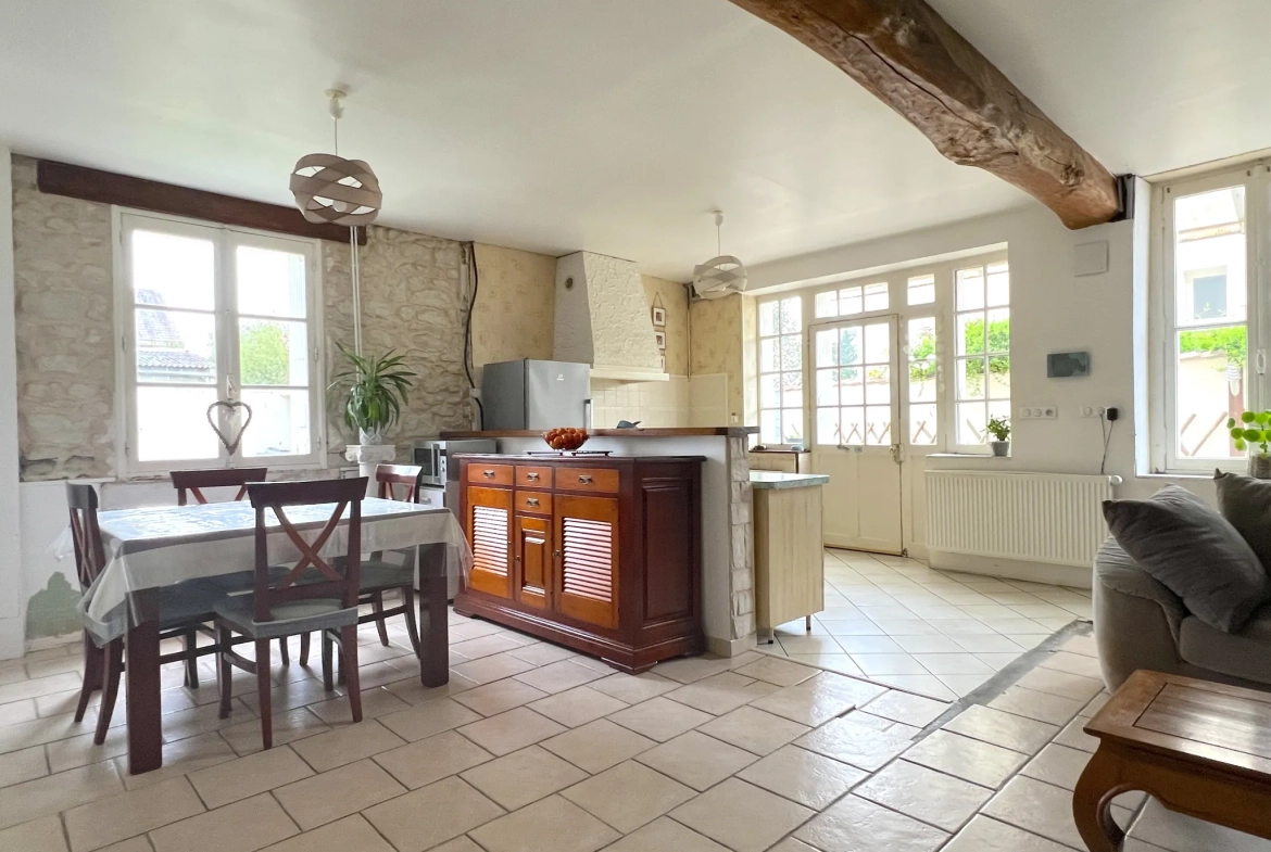 Maison lumineuse avec grand potentiel à Chatellerault, proche centre-ville 