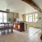 Maison lumineuse avec grand potentiel à Chatellerault, proche centre-ville