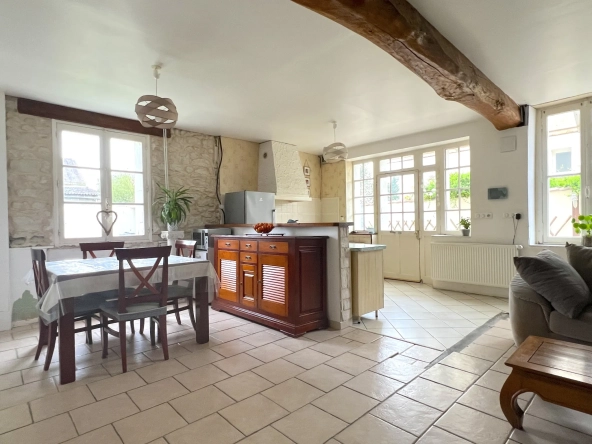 Maison lumineuse avec grand potentiel à Chatellerault, proche centre-ville