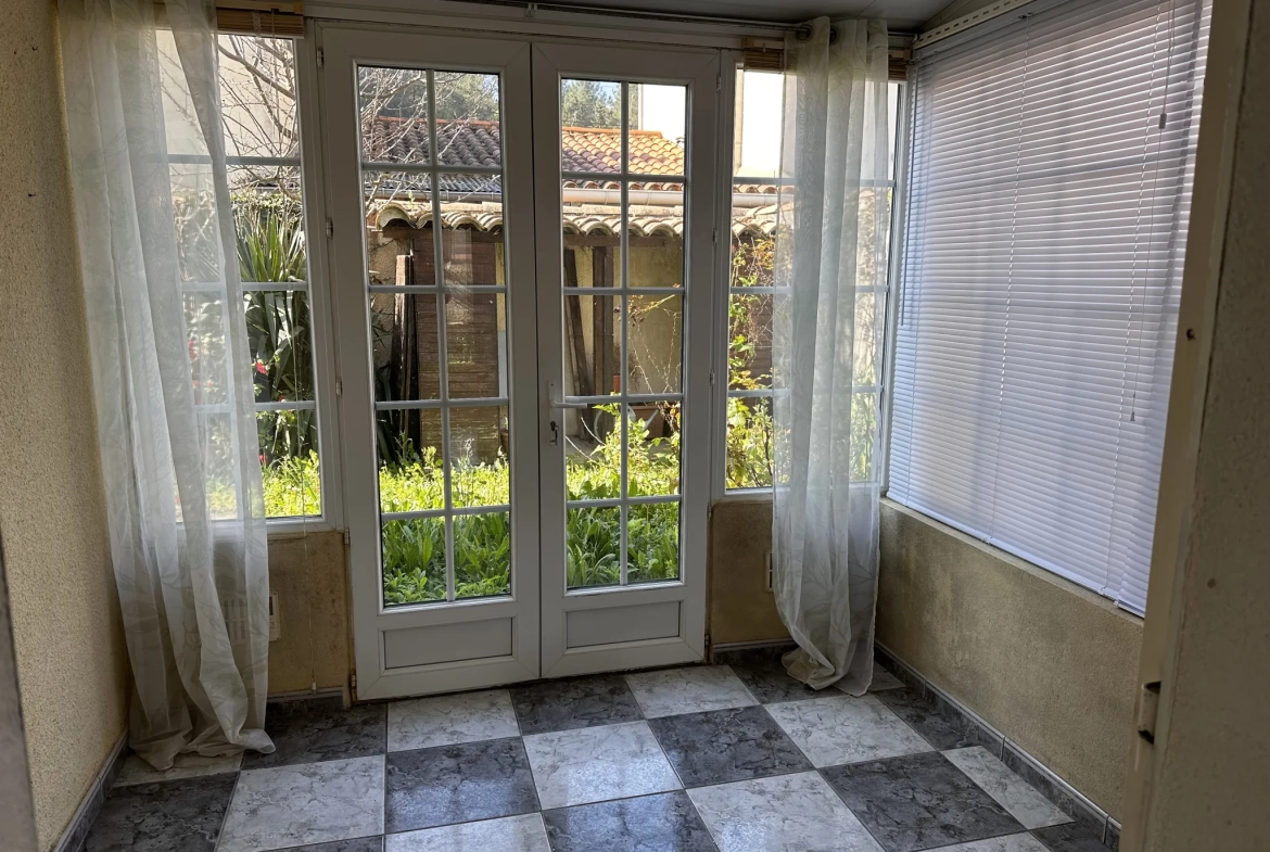 Maison à Villegailhenc de 102 m² avec 3 chambres, vérandas et garage 