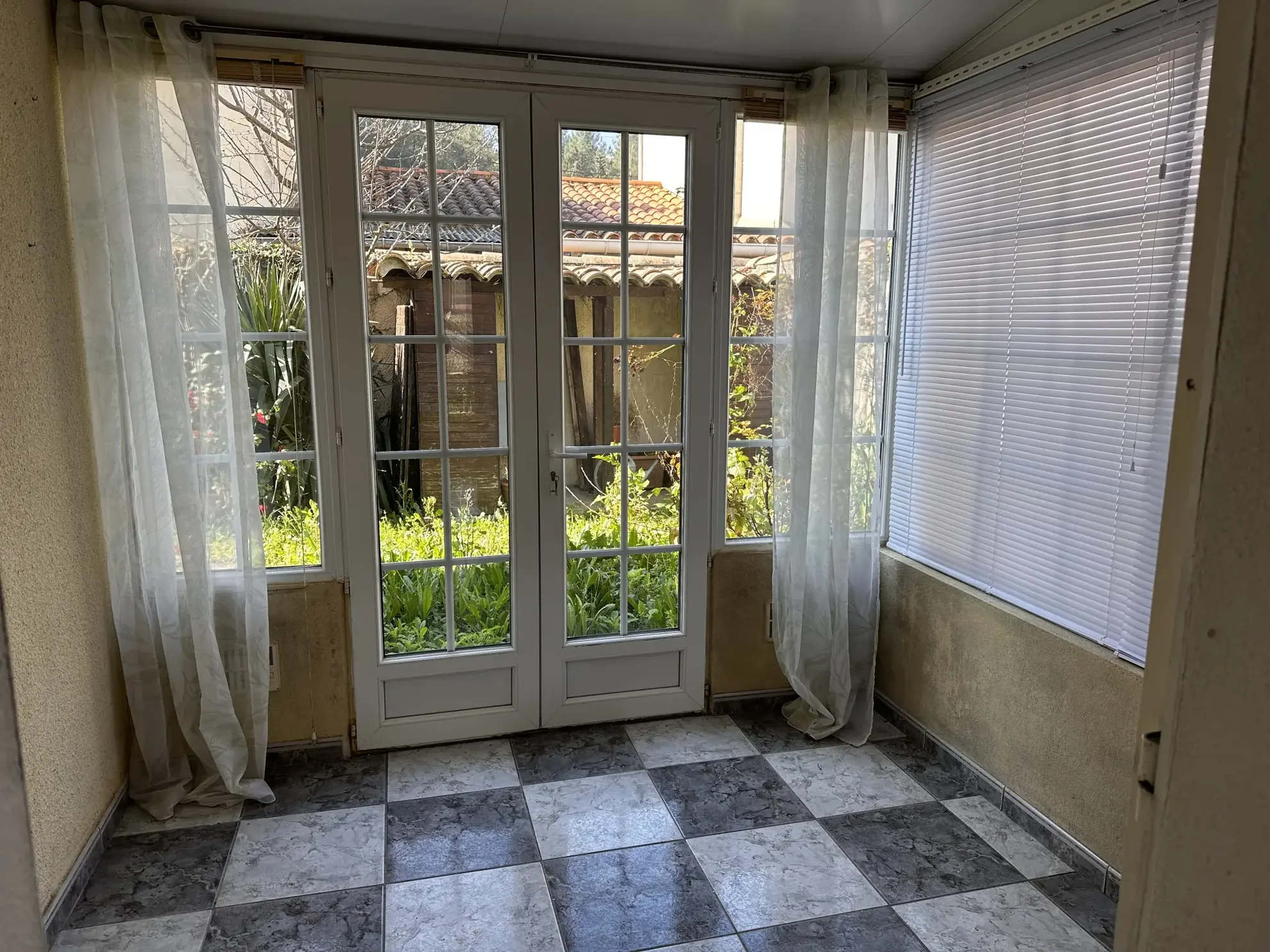 Maison à Villegailhenc de 102 m² avec 3 chambres, vérandas et garage 