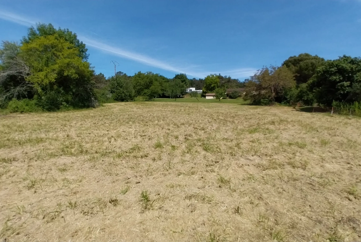 Terrain constructible de 2300 m² à Château l'Évêque, vue village, proche Périgueux 