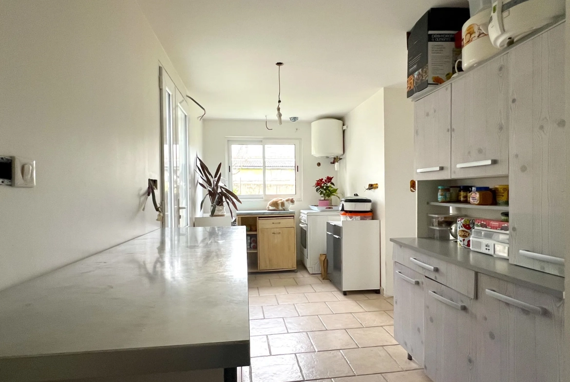 Maison lumineuse avec grand potentiel à Chatellerault, proche centre-ville 