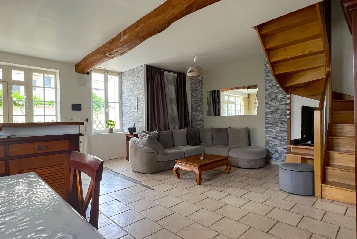 Maison lumineuse avec grand potentiel à Chatellerault, proche centre-ville 