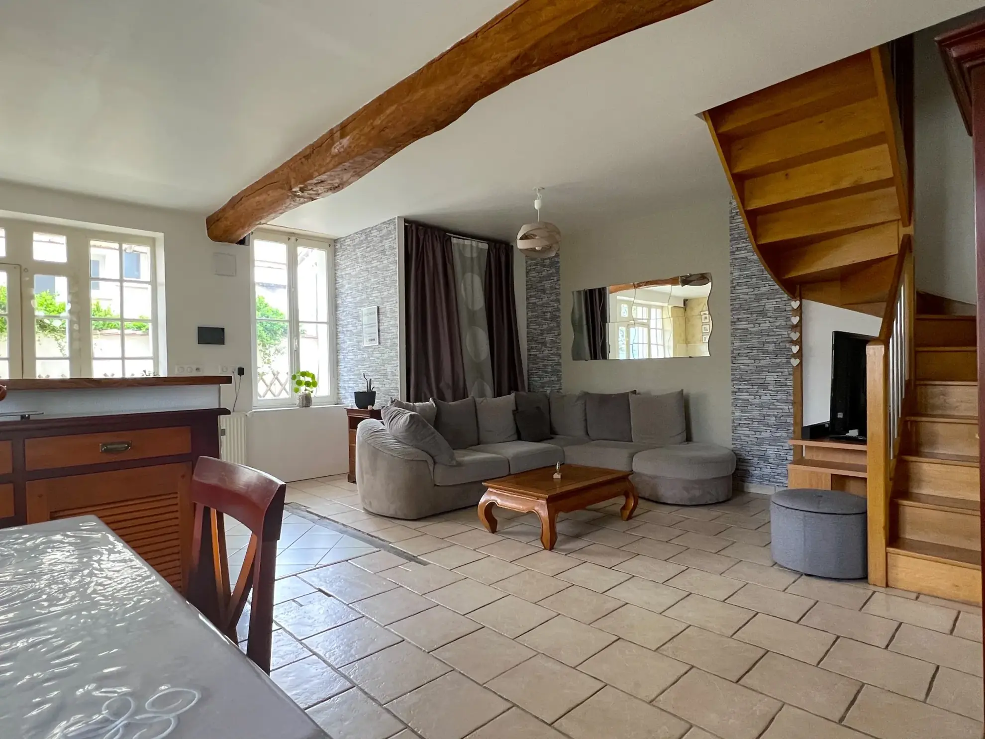 Maison lumineuse avec grand potentiel à Chatellerault, proche centre-ville 