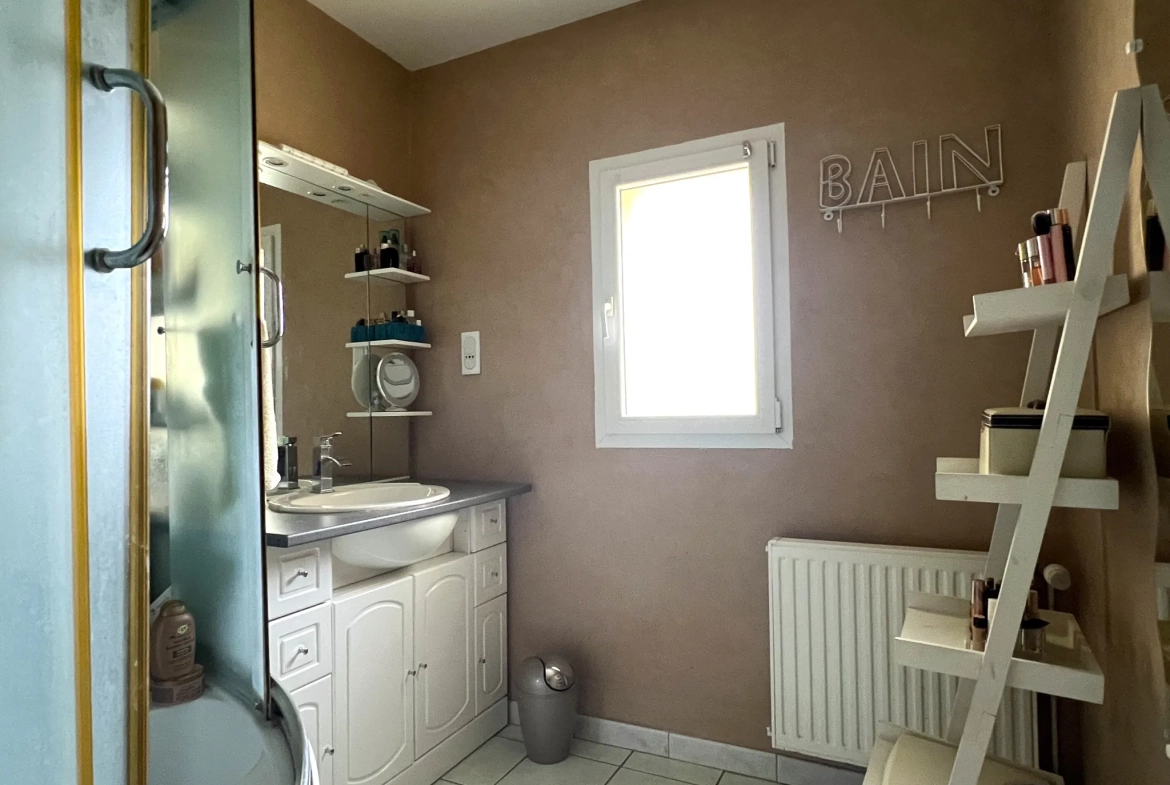 Maison lumineuse avec grand potentiel à Chatellerault, proche centre-ville 