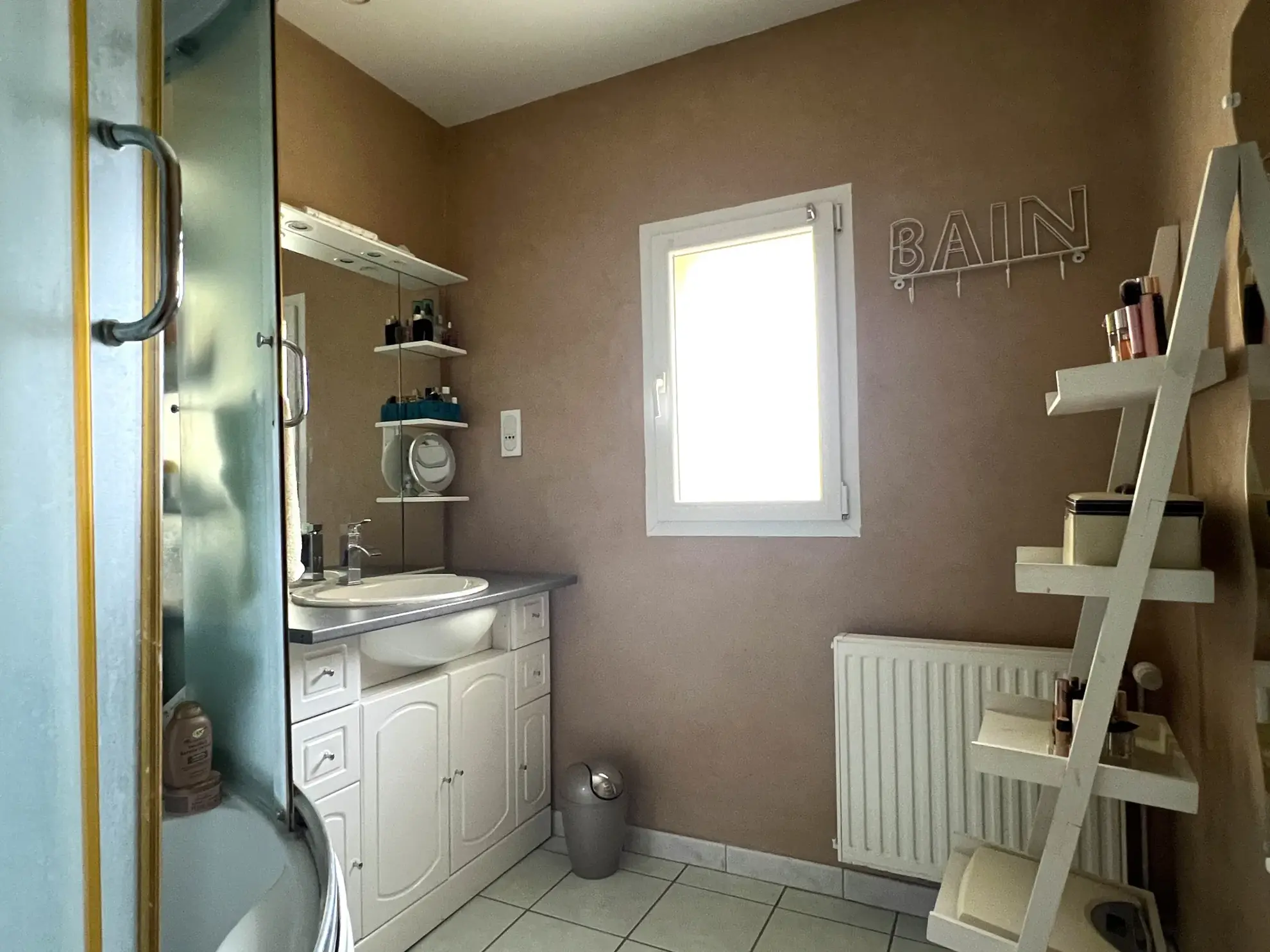 Maison lumineuse avec grand potentiel à Chatellerault, proche centre-ville 