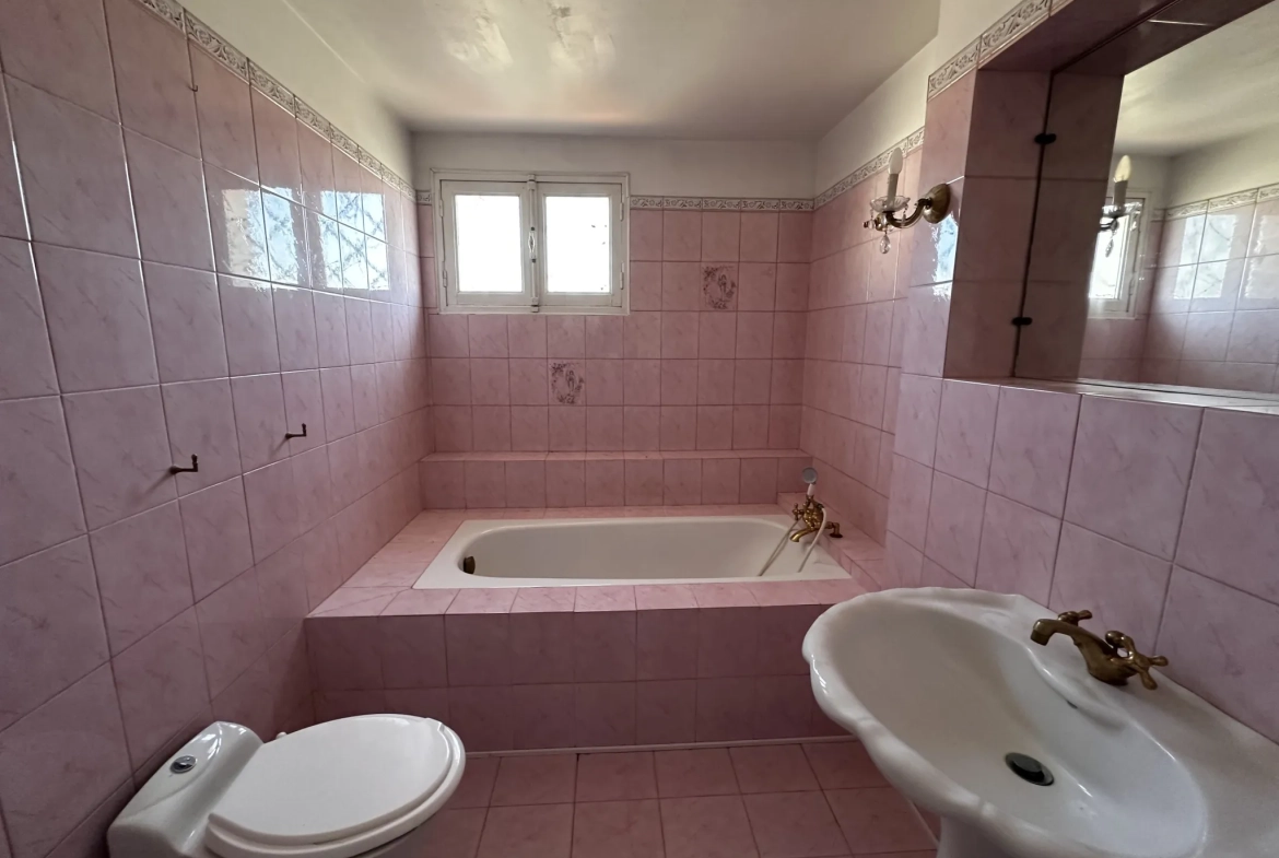 Maison à Villegailhenc de 102 m² avec 3 chambres, vérandas et garage 