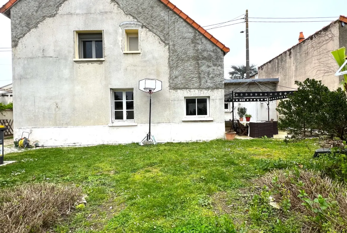 Maison lumineuse avec grand potentiel à Chatellerault, proche centre-ville 