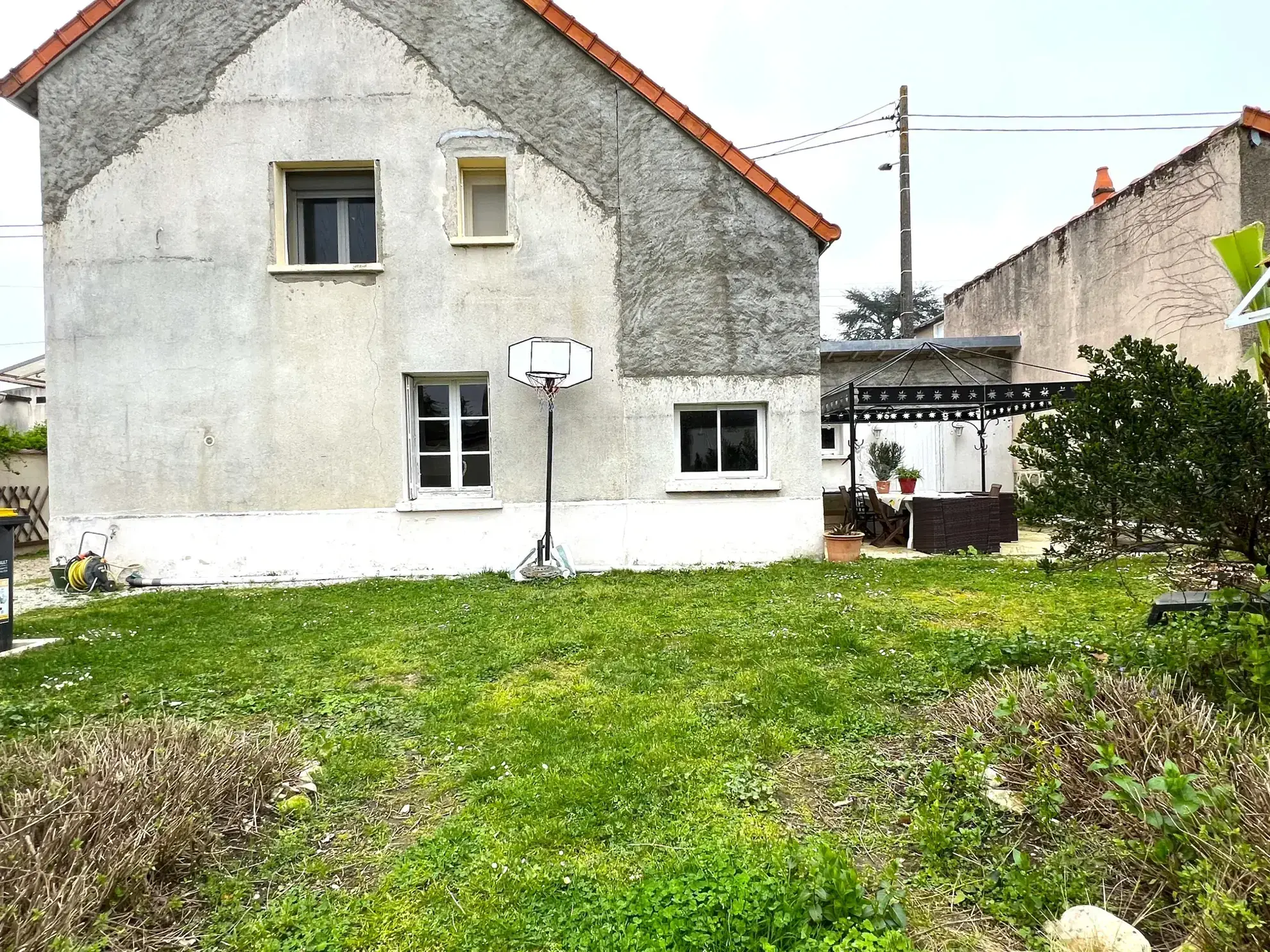 Maison lumineuse avec grand potentiel à Chatellerault, proche centre-ville 