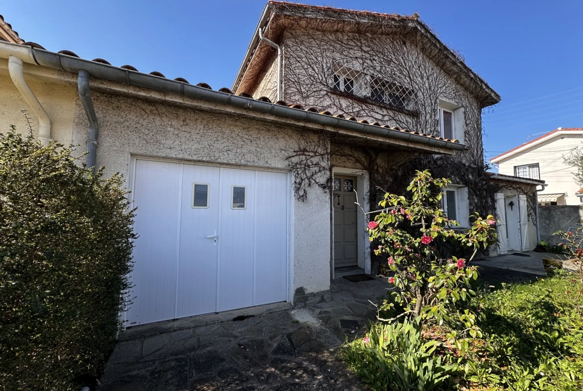 Maison à Villegailhenc de 102 m² avec 3 chambres, vérandas et garage 