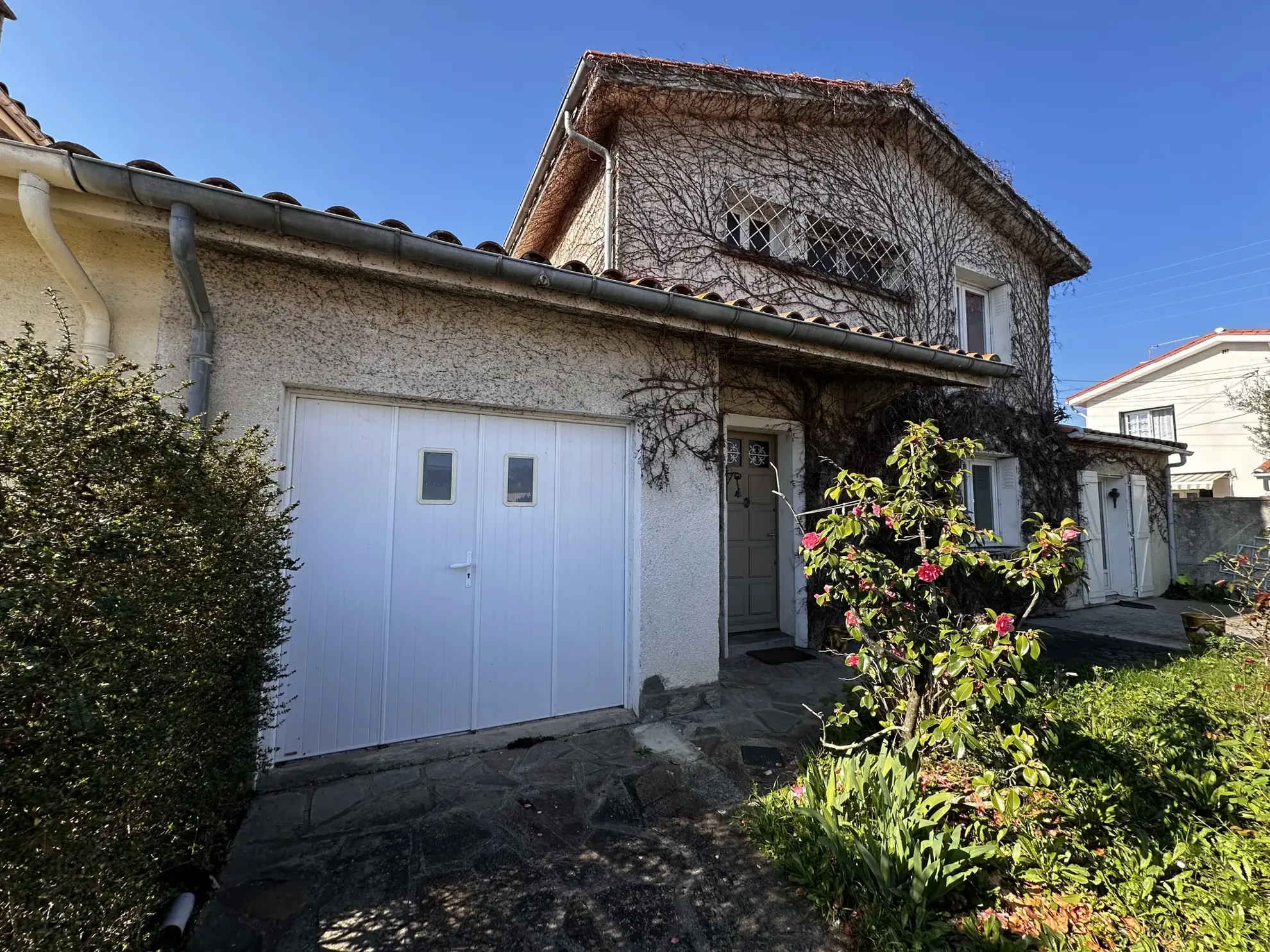 Maison à Villegailhenc de 102 m² avec 3 chambres, vérandas et garage 