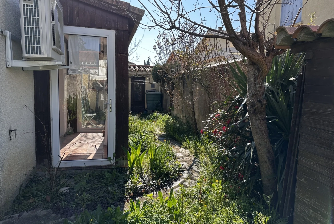 Maison à Villegailhenc de 102 m² avec 3 chambres, vérandas et garage 