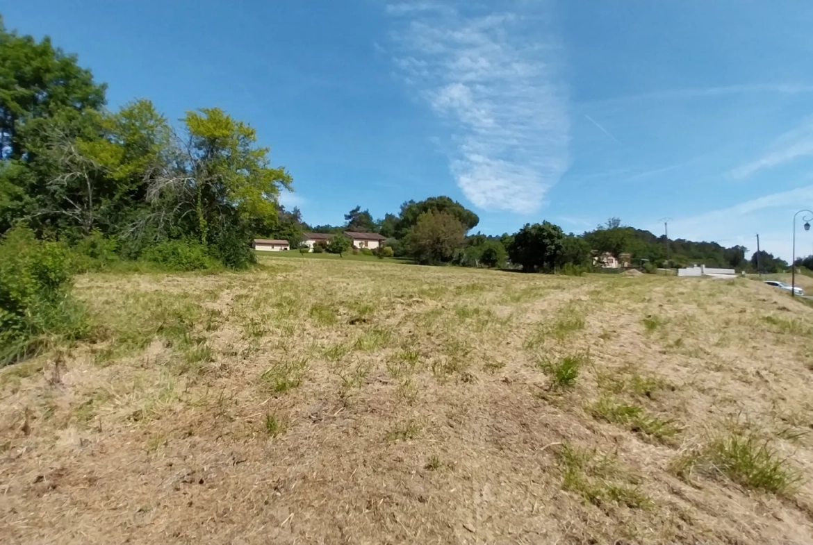 Terrain constructible de 2300 m² à Château l'Évêque, vue village, proche Périgueux 