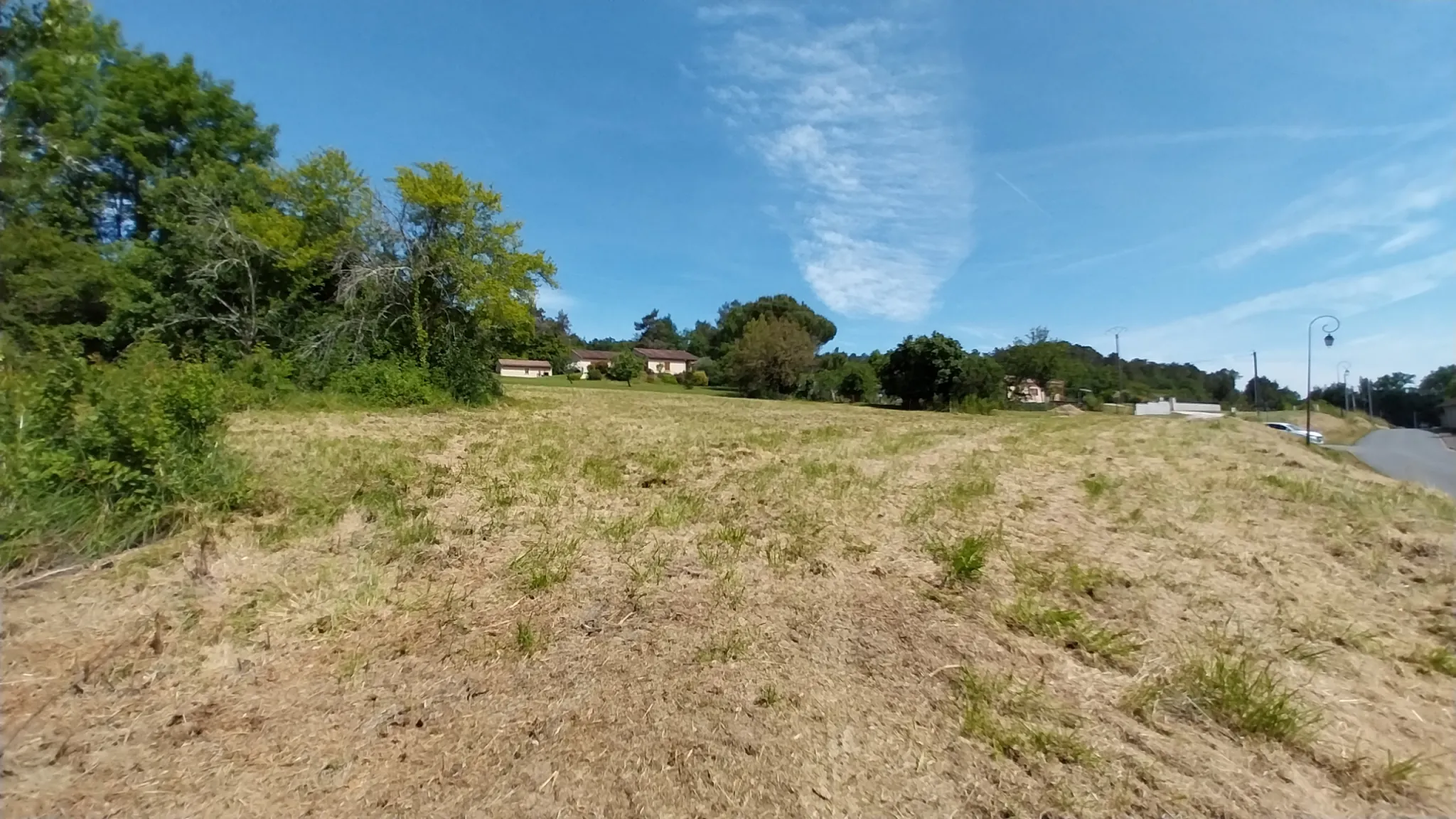 Terrain constructible de 2300 m² à Château l'Évêque, vue village, proche Périgueux 