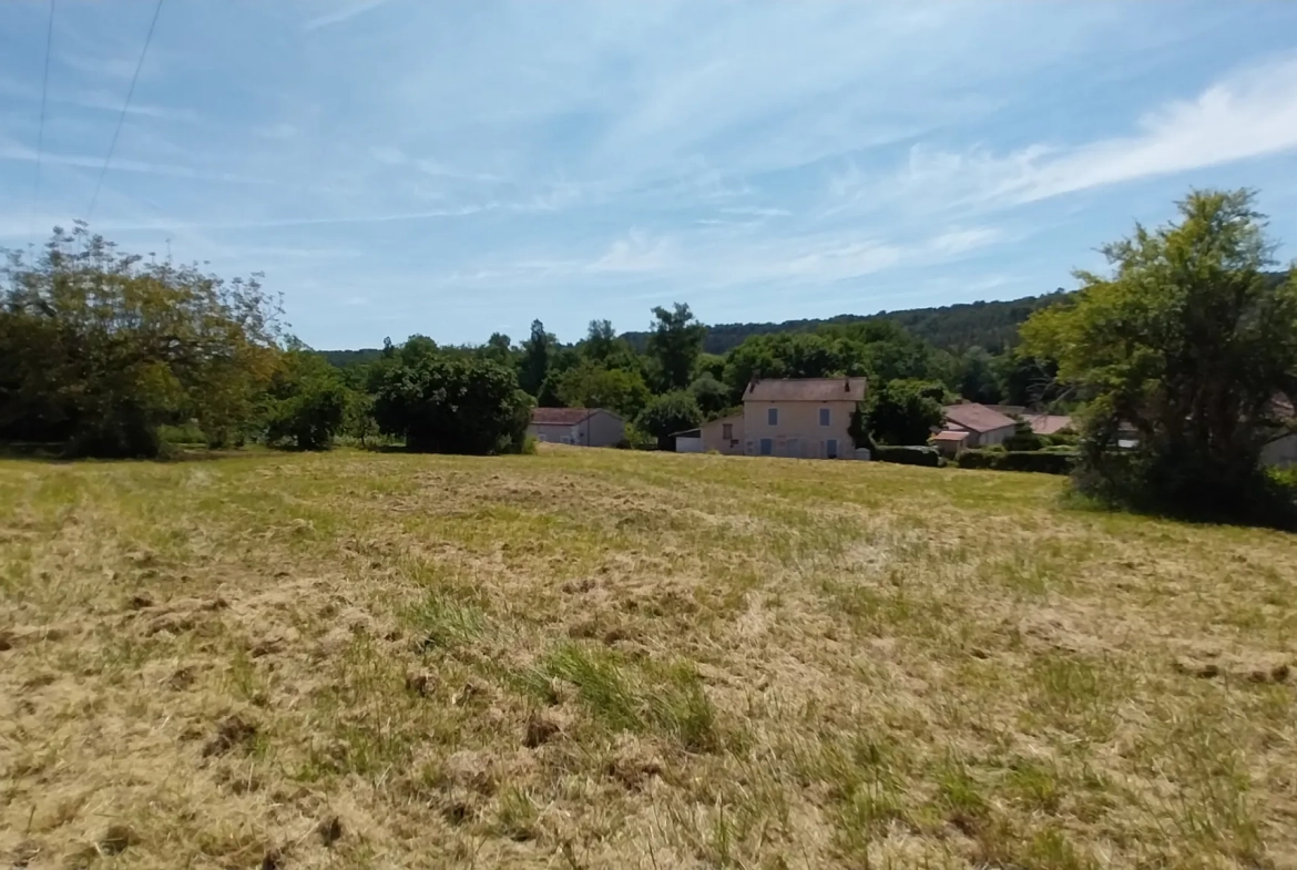Terrain constructible de 2300 m² à Château l'Évêque, vue village, proche Périgueux 