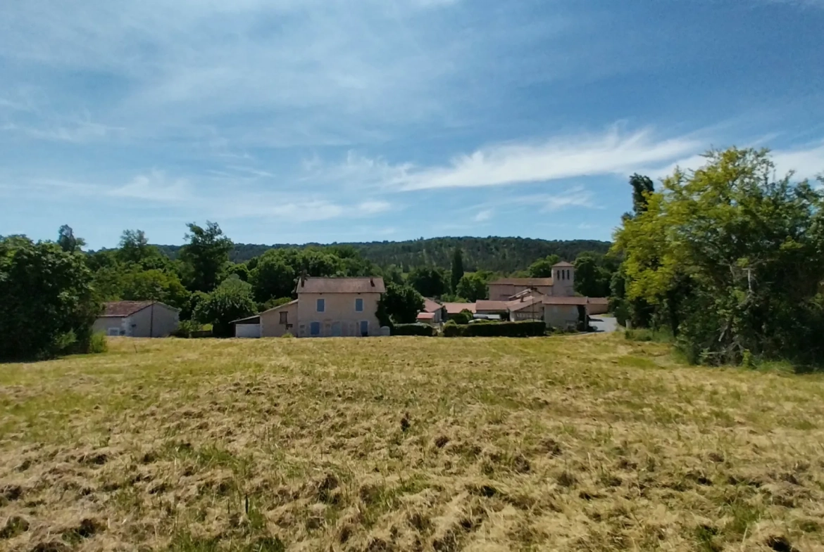 Terrain constructible de 2300 m² à Château l'Évêque, vue village, proche Périgueux 
