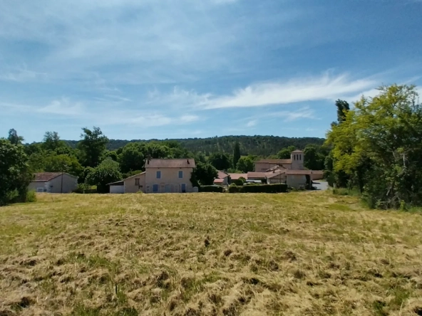 Terrain constructible de 2300 m² à Château l'Évêque, vue village, proche Périgueux