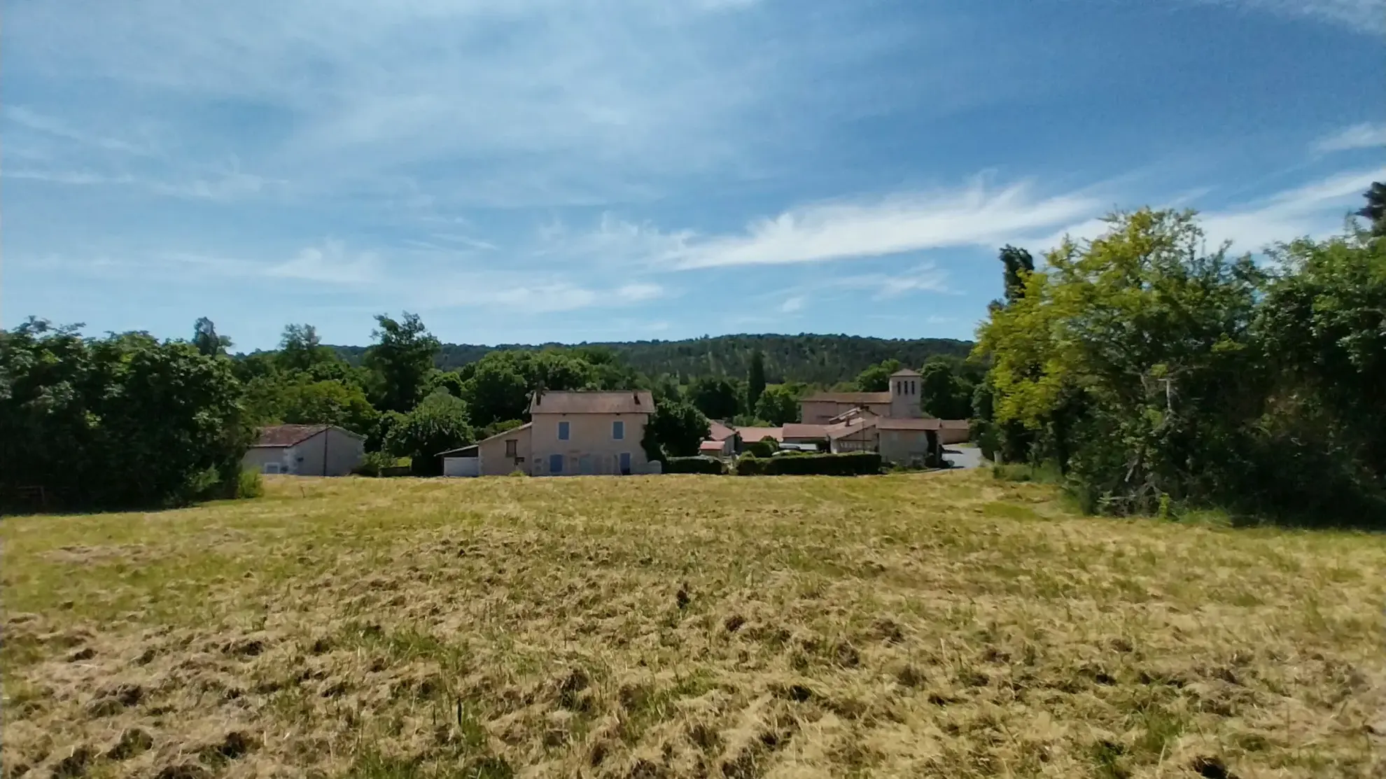 Terrain constructible de 2300 m² à Château l'Évêque, vue village, proche Périgueux 
