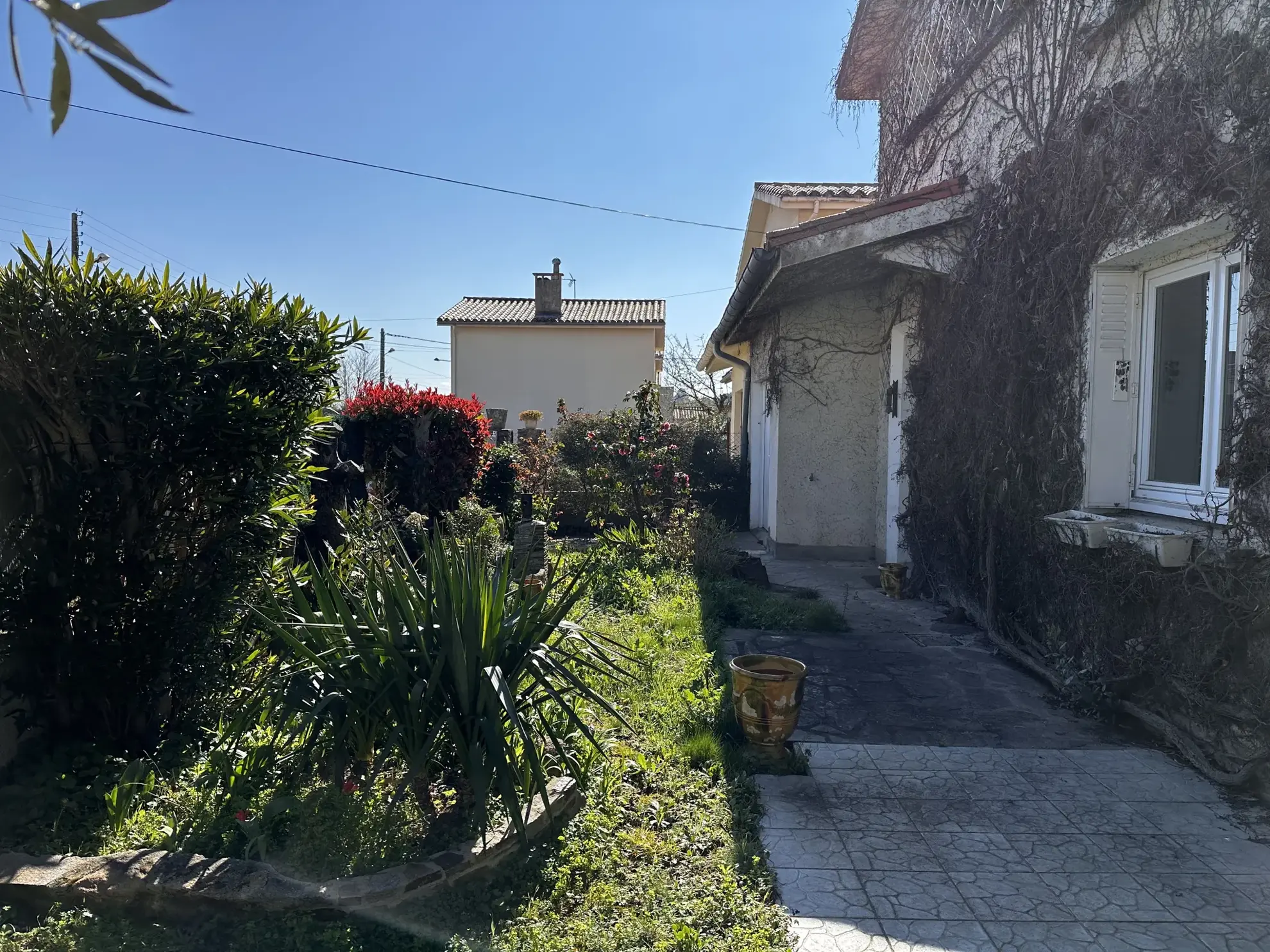 Maison à Villegailhenc de 102 m² avec 3 chambres, vérandas et garage 