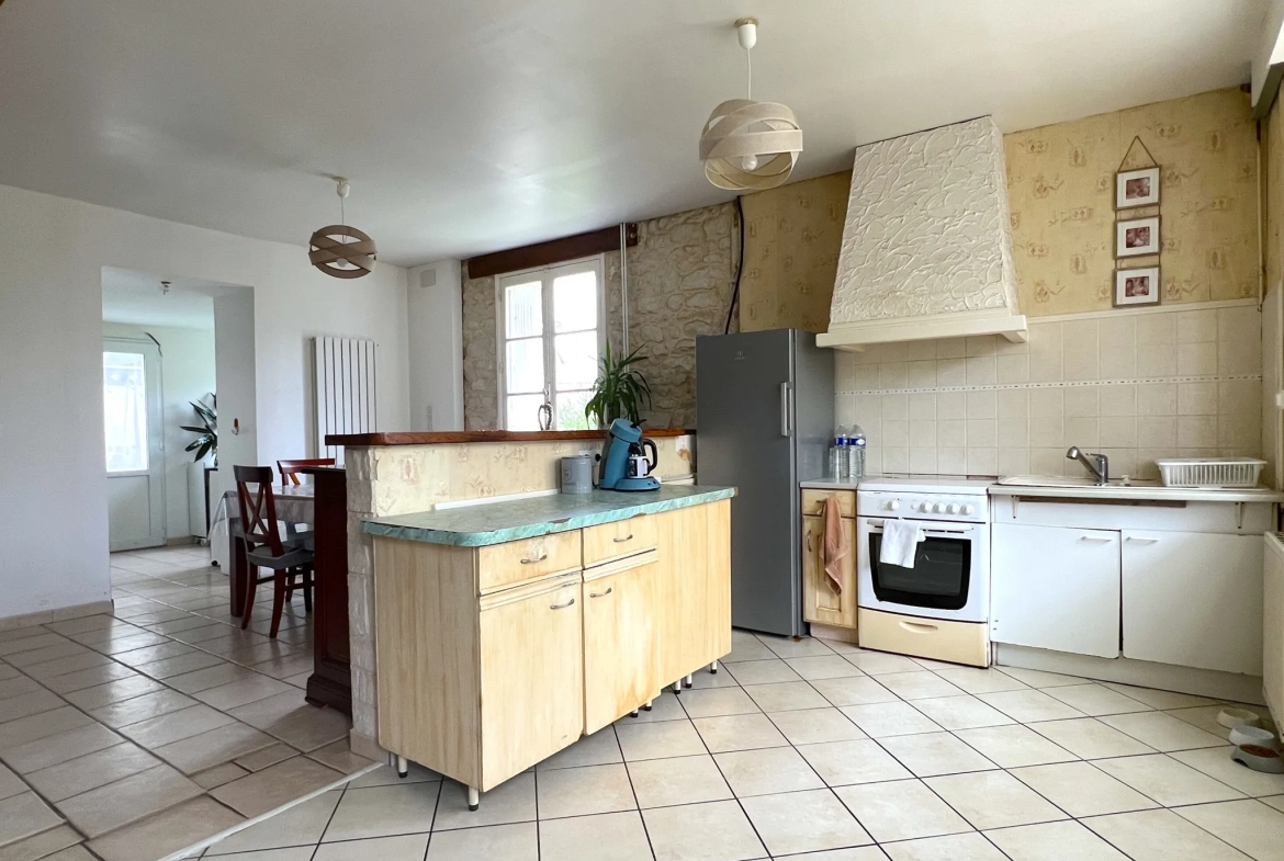 Maison lumineuse avec grand potentiel à Chatellerault, proche centre-ville 
