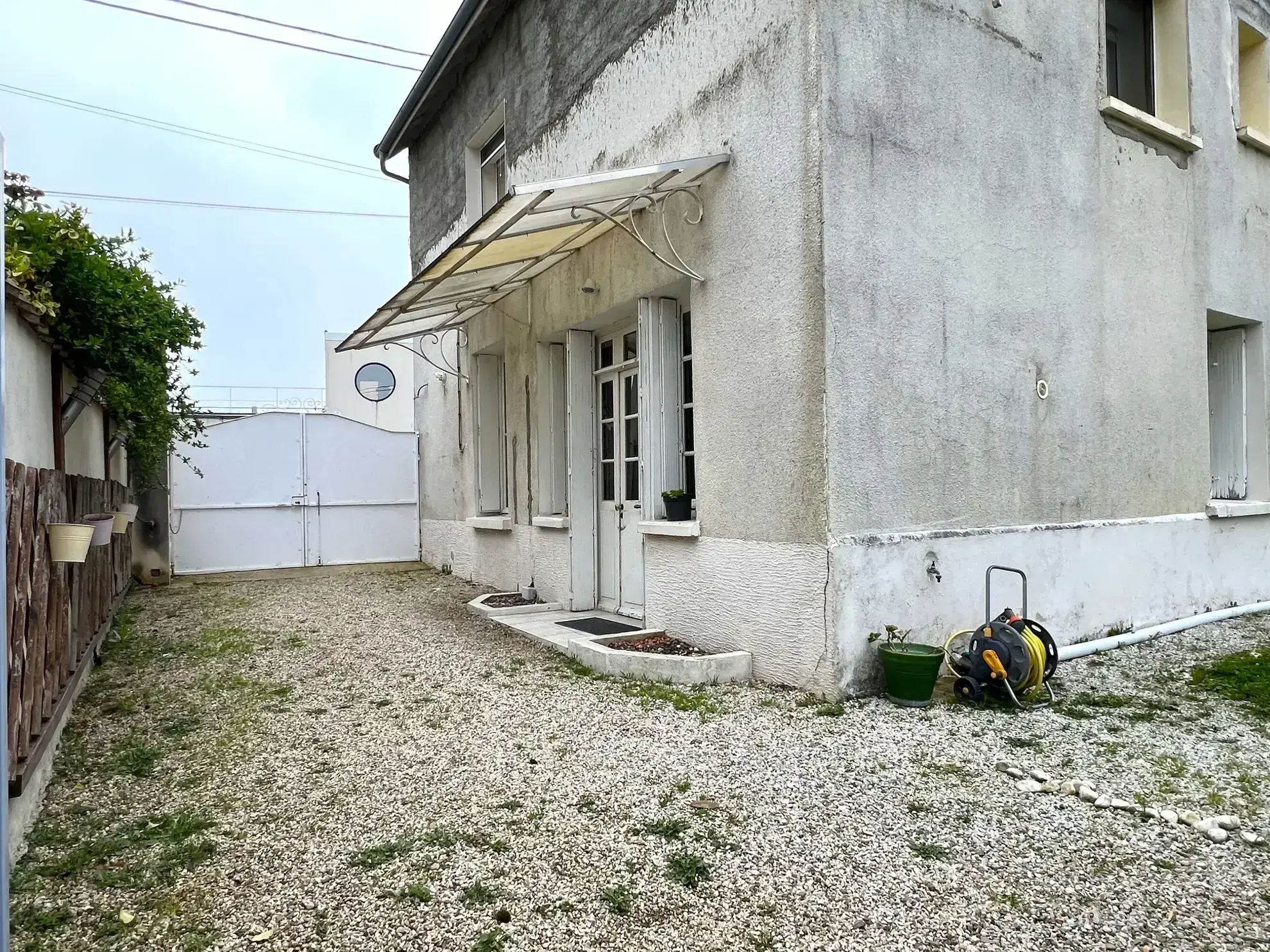Maison lumineuse avec grand potentiel à Chatellerault, proche centre-ville 