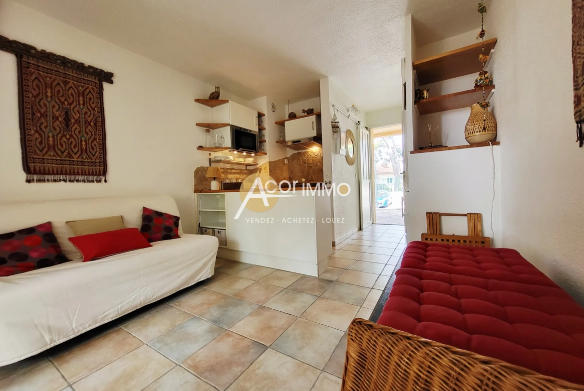 Studio meublé à vendre à Sanary-sur-Mer, idéal investissement ou pied-à-terre avec parking privé 