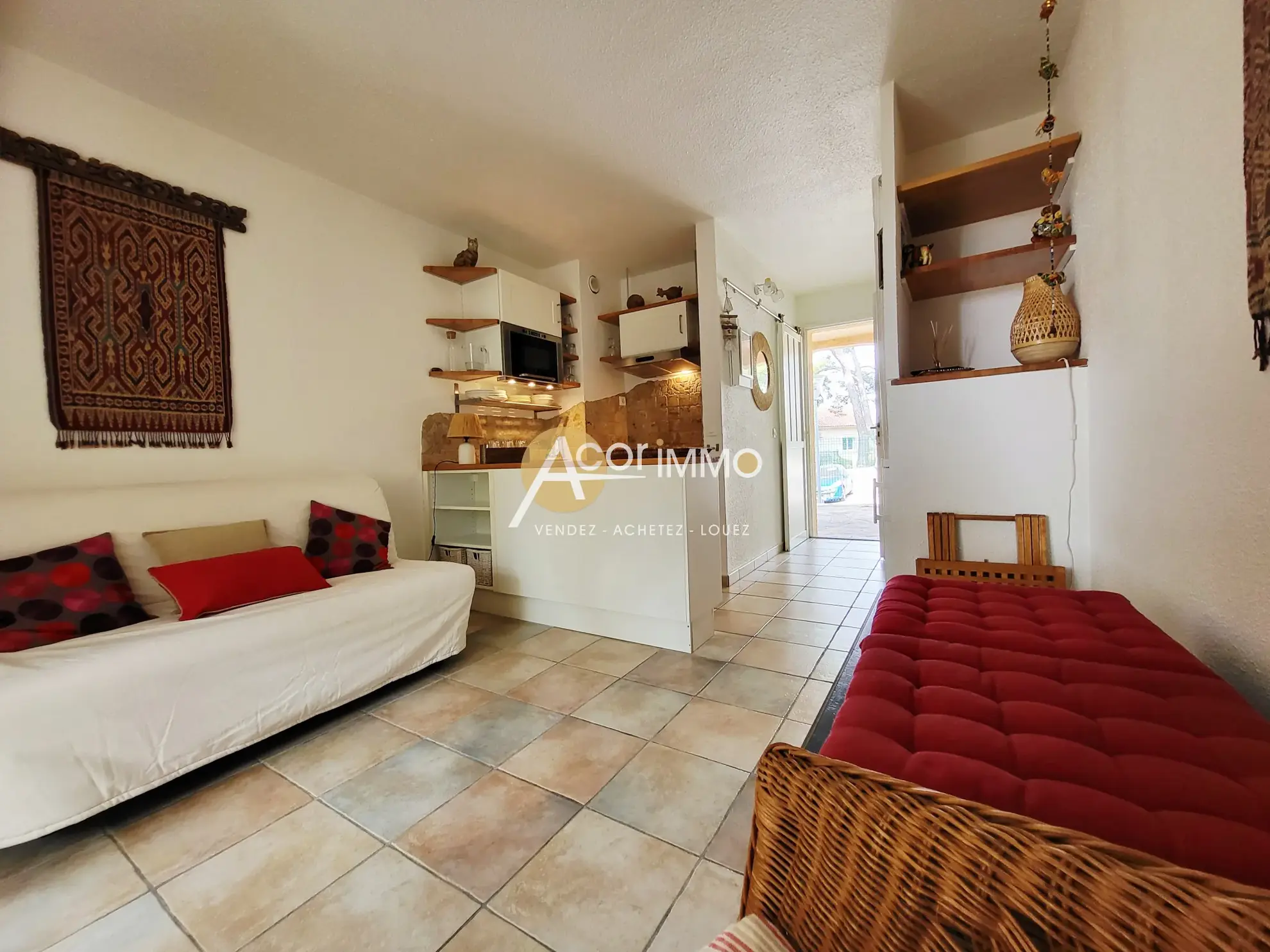 Studio meublé à vendre à Sanary-sur-Mer, idéal investissement ou pied-à-terre avec parking privé 