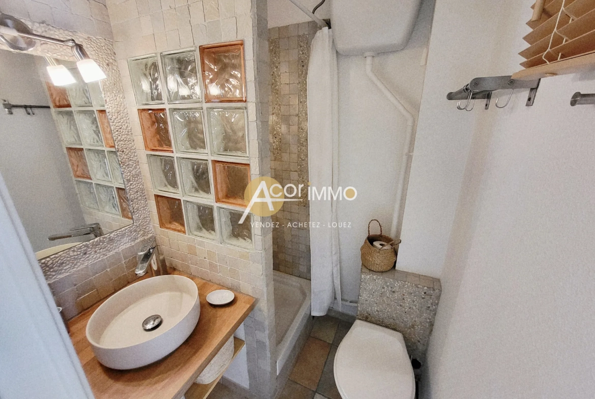 Studio meublé à vendre à Sanary-sur-Mer, idéal investissement ou pied-à-terre avec parking privé 