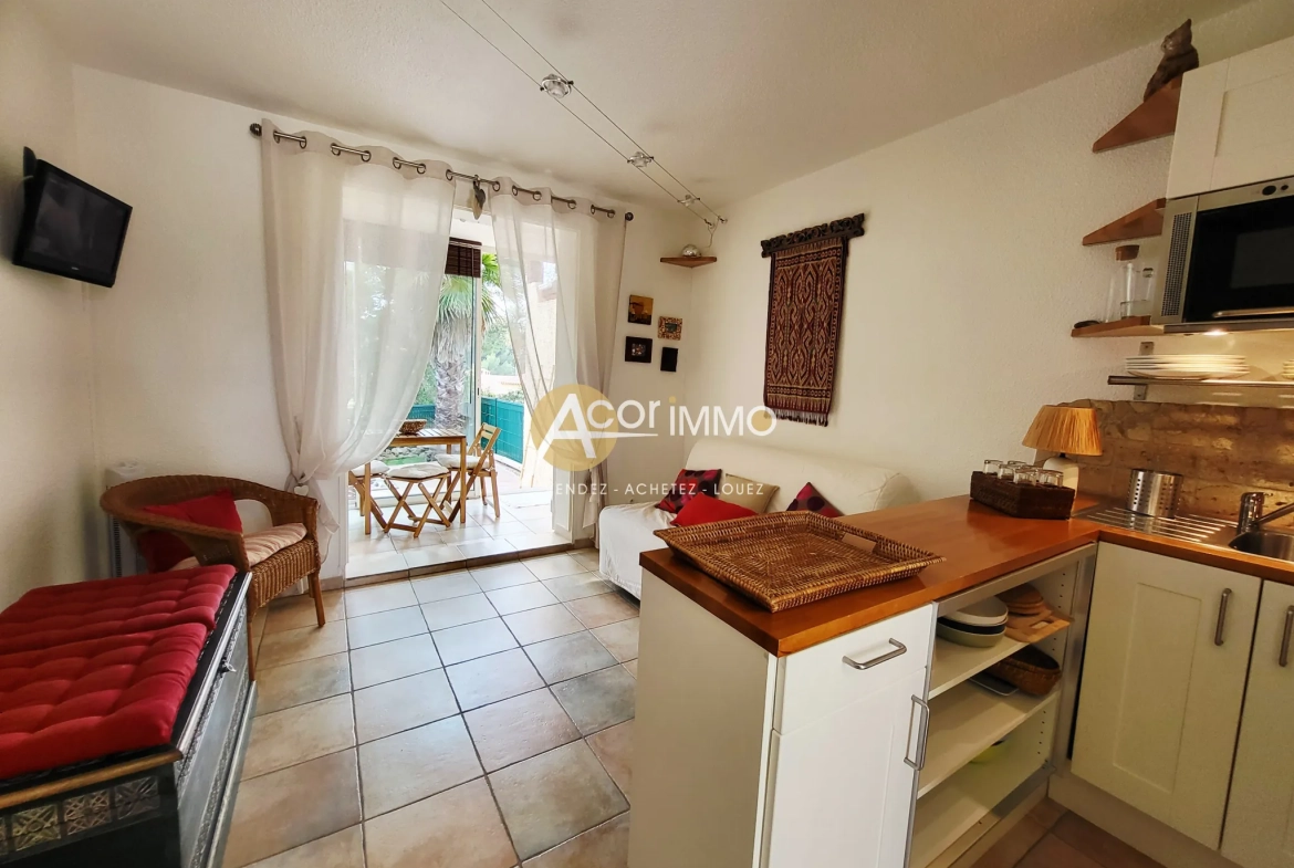Studio meublé à vendre à Sanary-sur-Mer, idéal investissement ou pied-à-terre avec parking privé 
