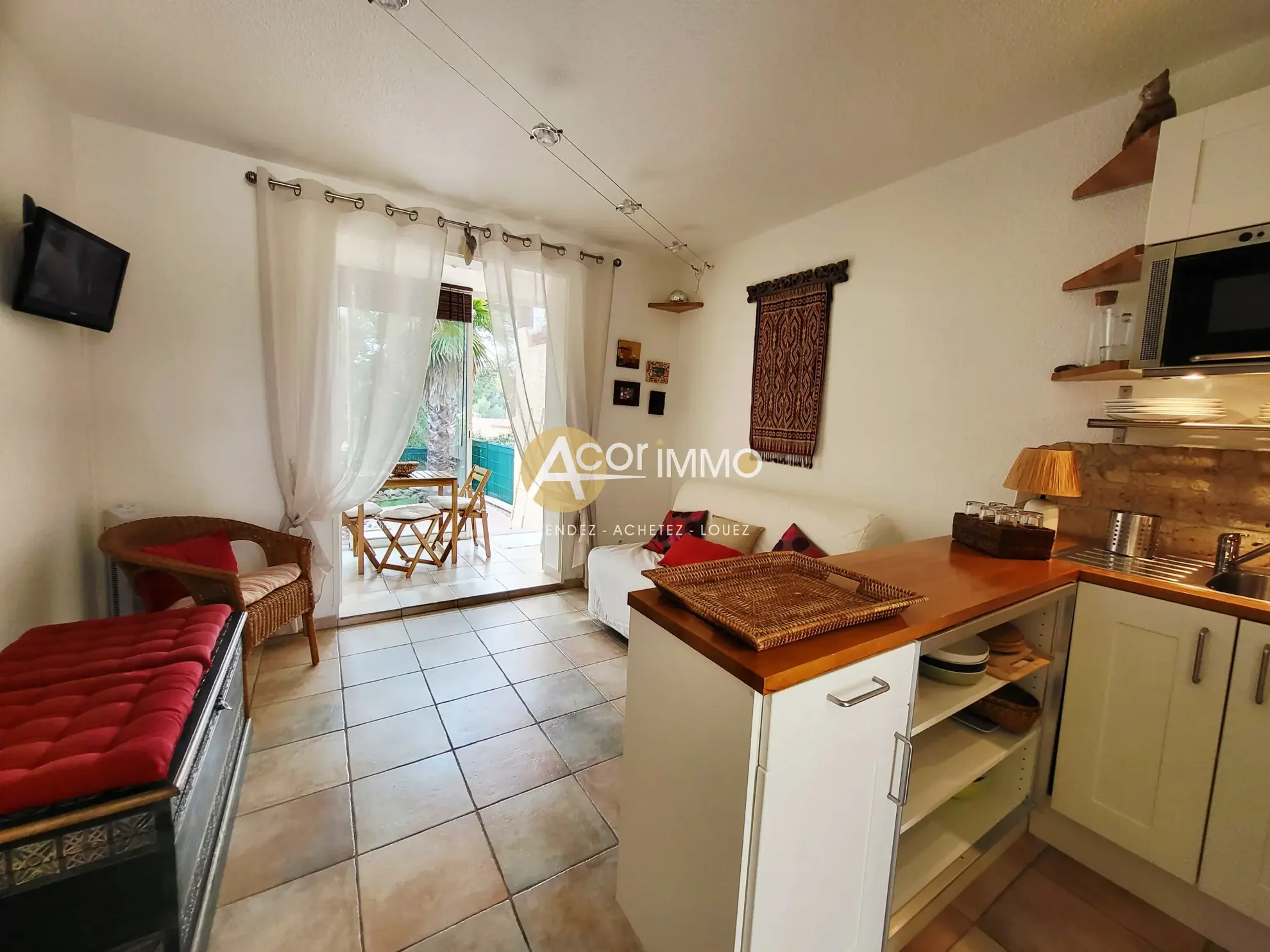 Studio meublé à vendre à Sanary-sur-Mer, idéal investissement ou pied-à-terre avec parking privé 