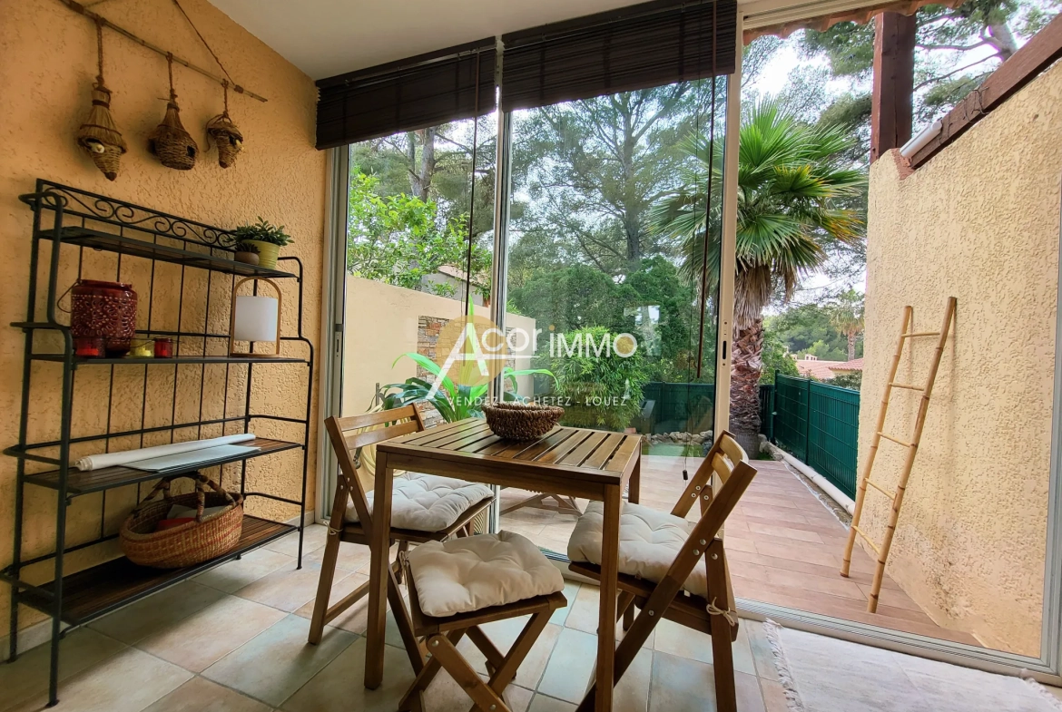 Studio meublé à vendre à Sanary-sur-Mer, idéal investissement ou pied-à-terre avec parking privé 