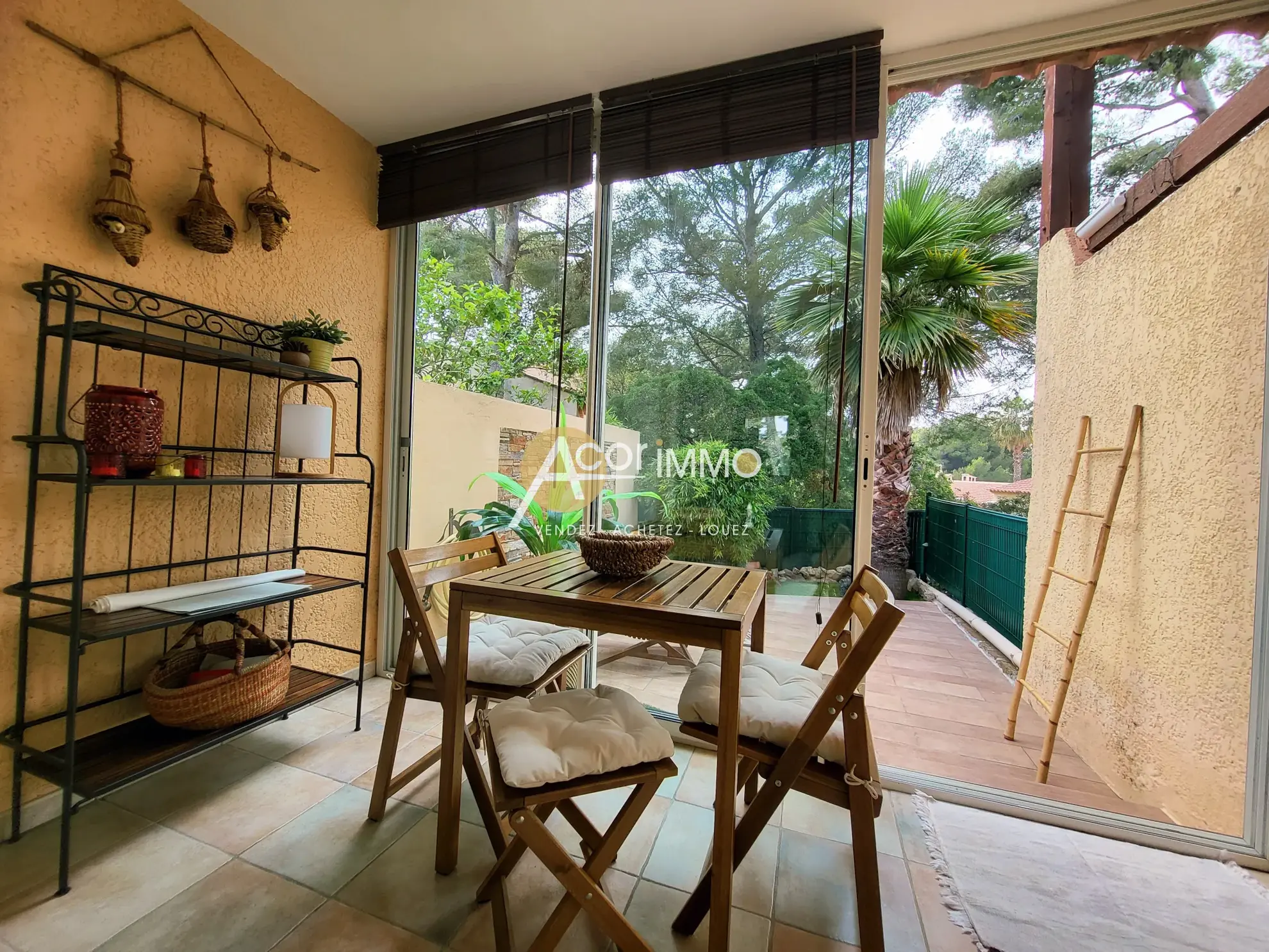 Studio meublé à vendre à Sanary-sur-Mer, idéal investissement ou pied-à-terre avec parking privé 