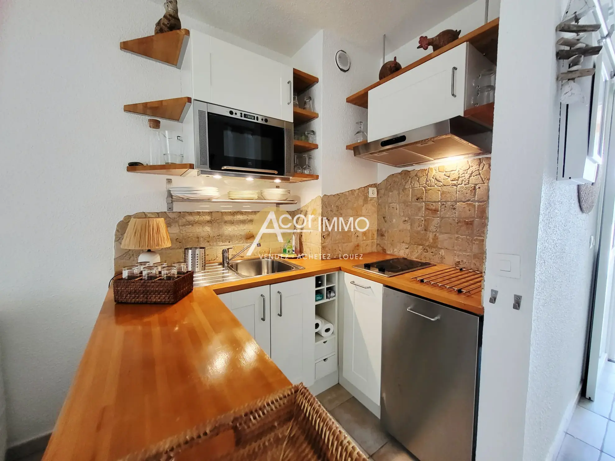 Studio meublé à vendre à Sanary-sur-Mer, idéal investissement ou pied-à-terre avec parking privé 