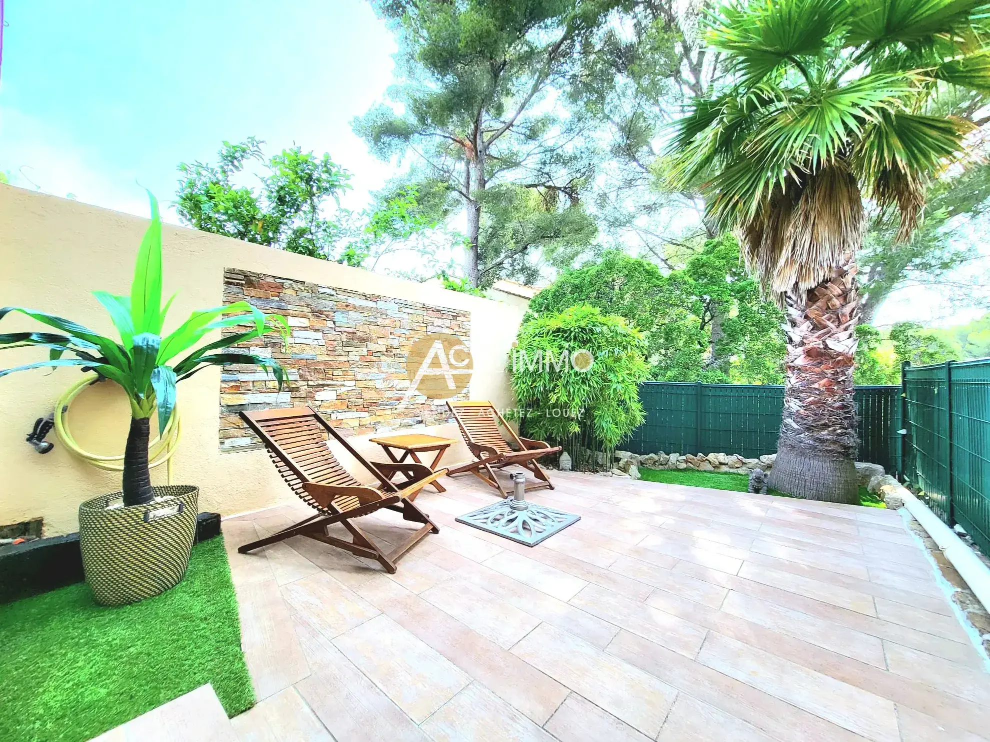 Studio meublé à vendre à Sanary-sur-Mer, idéal investissement ou pied-à-terre avec parking privé 
