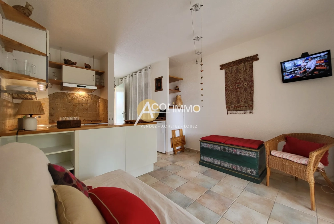 Studio meublé à vendre à Sanary-sur-Mer, idéal investissement ou pied-à-terre avec parking privé 