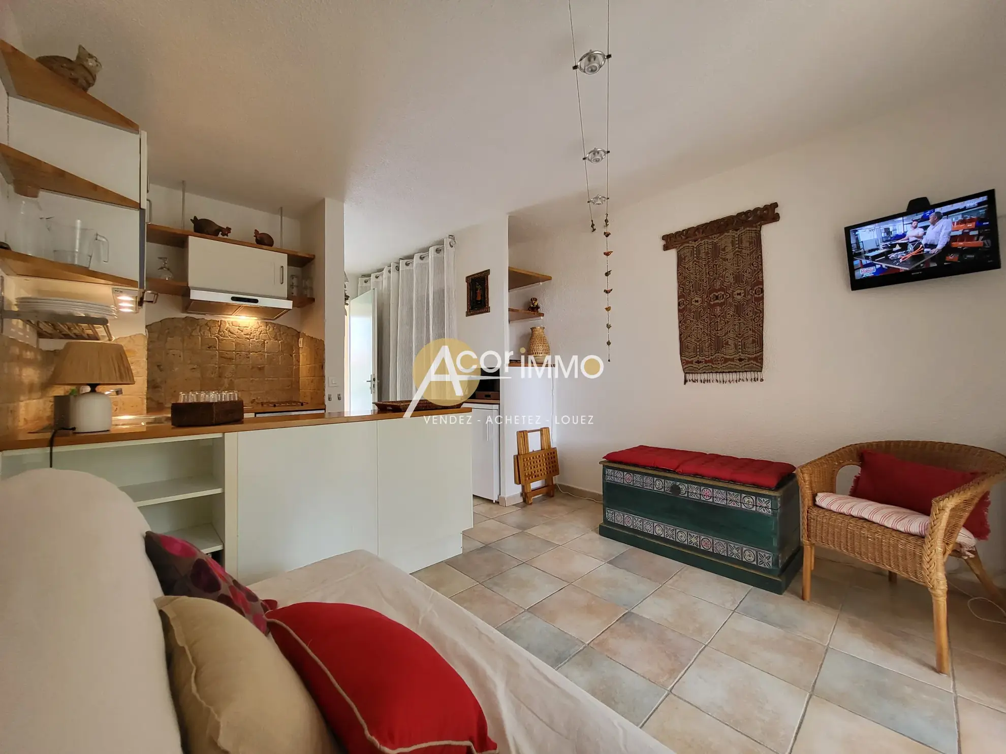 Studio meublé à vendre à Sanary-sur-Mer, idéal investissement ou pied-à-terre avec parking privé 
