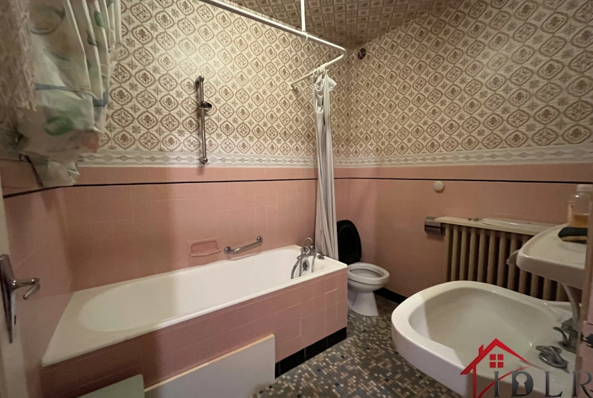 Spacieuse maison multi-logements de 166 m² avec terrain à Bourbonne-les-Bains 
