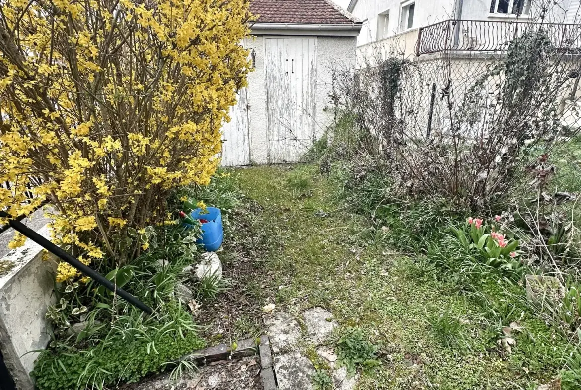 Maison ancienne à Sainte Savine proche Troyes avec 2 chambres et cave 