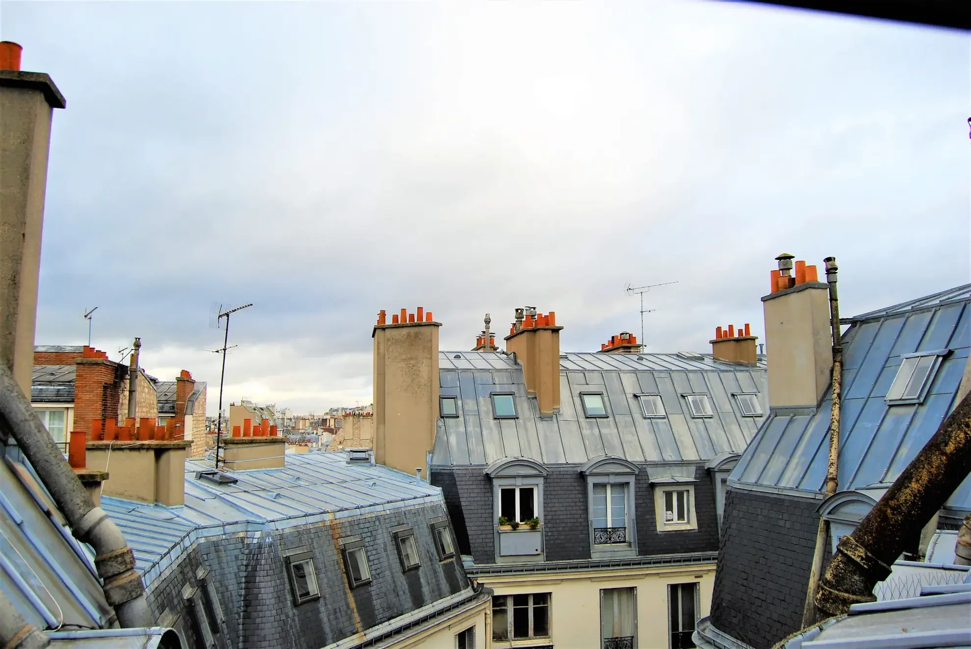 Charmante chambre de service à Paris 17, proche transports, idéal pied-à-terre ou bureau 